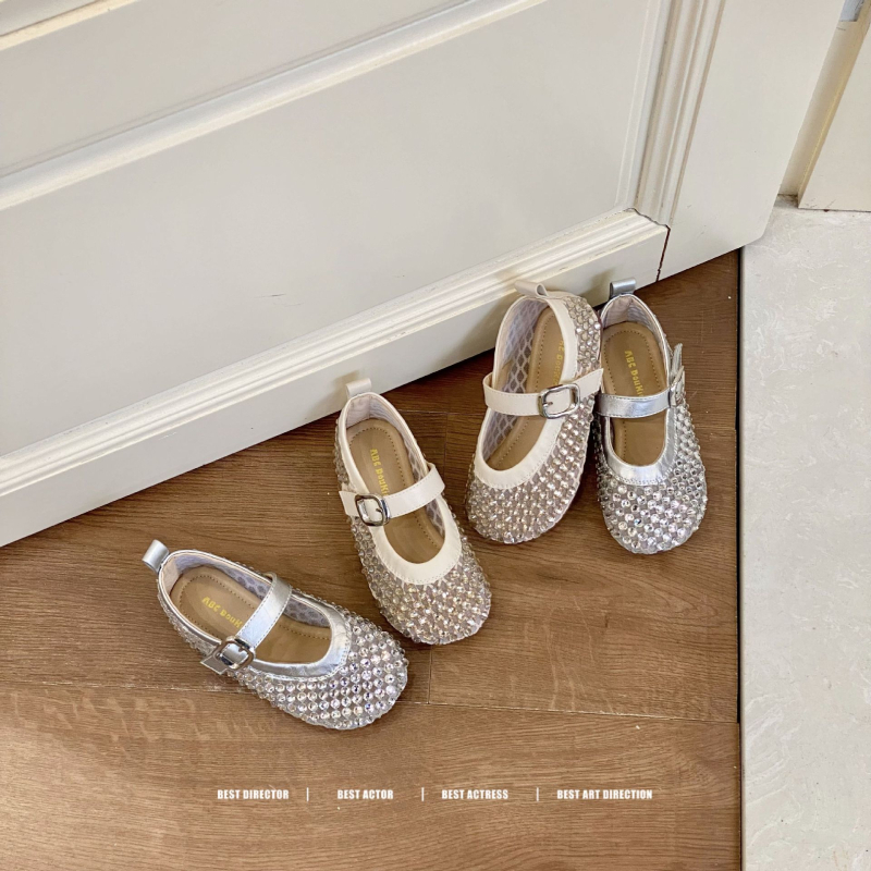 Dječje kožne sandale za djevojčice, proljeće 2026, prozračne prorezane s rhinestones, francuski stil, meka potplata, Velcro kopča