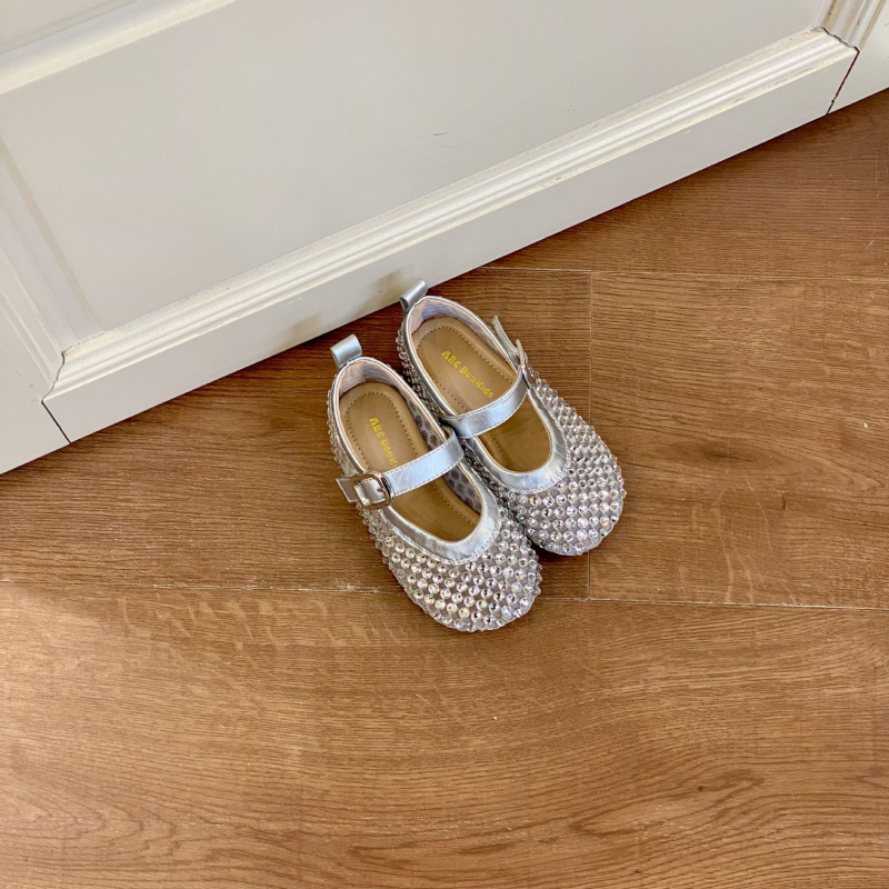 Dječje kožne sandale za djevojčice, proljeće 2026, prozračne prorezane s rhinestones, francuski stil, meka potplata, Velcro kopča