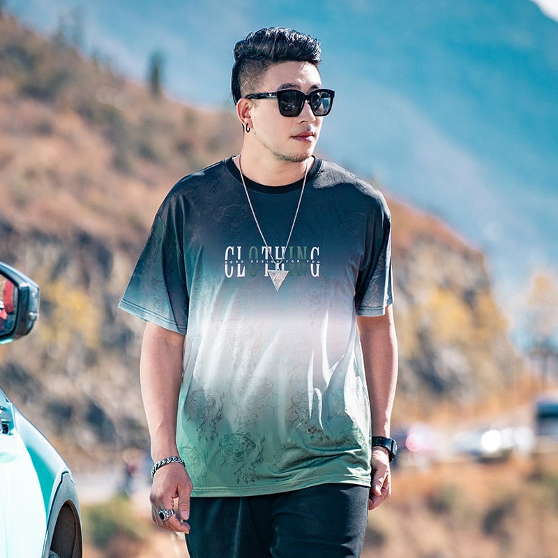 Muško T-shirt u plus veličini, ležernog kroja, gradientni blokovi boja, okrugli izrez, Ice Silk brzo sušeći materijal, kratki rukavi.