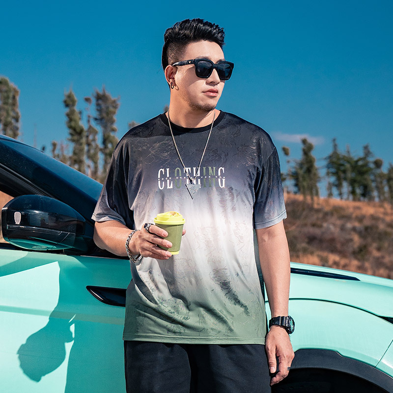 Muško T-shirt u plus veličini, ležernog kroja, gradientni blokovi boja, okrugli izrez, Ice Silk brzo sušeći materijal, kratki rukavi.
