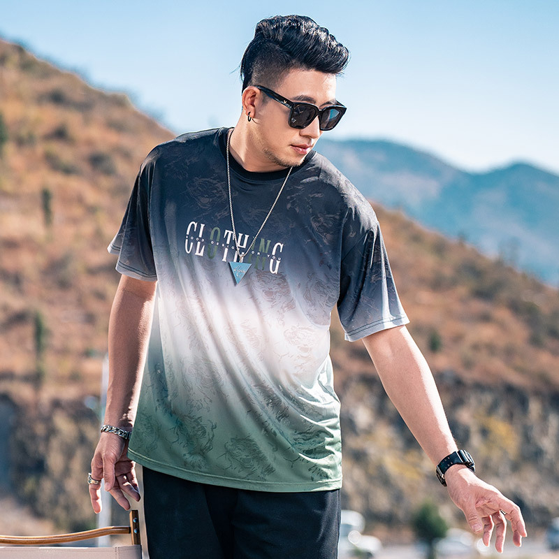 Muško T-shirt u plus veličini, ležernog kroja, gradientni blokovi boja, okrugli izrez, Ice Silk brzo sušeći materijal, kratki rukavi.