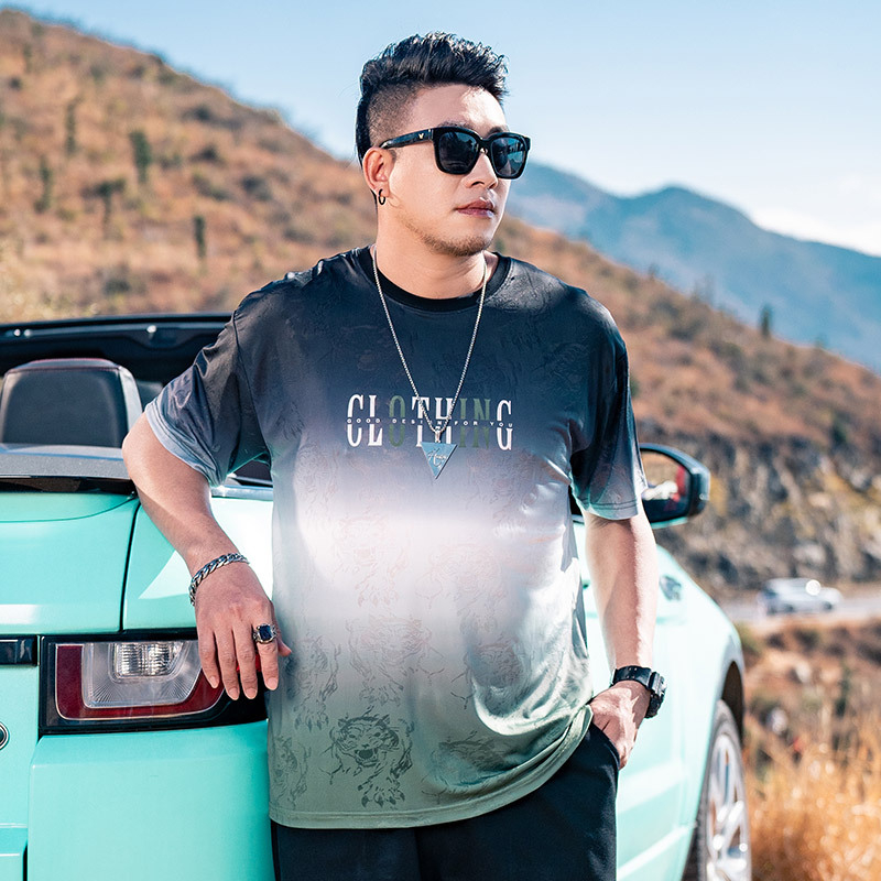 Muško T-shirt u plus veličini, ležernog kroja, gradientni blokovi boja, okrugli izrez, Ice Silk brzo sušeći materijal, kratki rukavi.