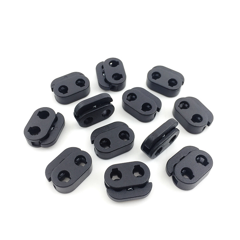 Черен пластмасов закопчалка за еластични шнурове с две дупки, регулируема