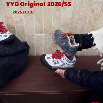 Detské turistické topánky, priedušný sieťovinový vršok, ľahká gumová podrážka, zapínanie na suchý zips