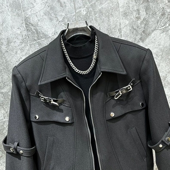 Muška kratka jakna s metalnim dekonstruiranim dizajnom, opušten bikerski stil, širok kroj