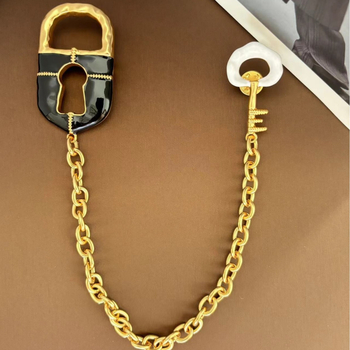 Key Lock serija: ogrlica i broš od emajliranog mesinga
