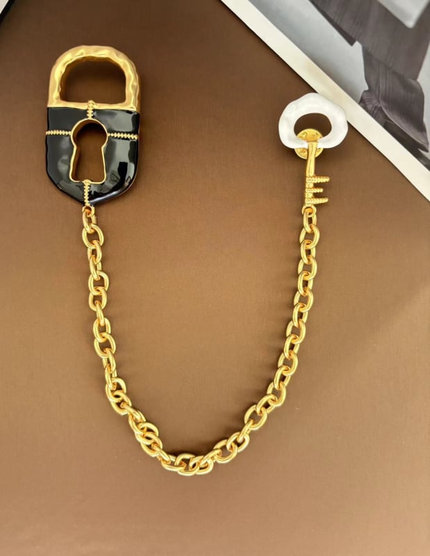 Key Lock serija: ogrlica i broš od emajliranog mesinga