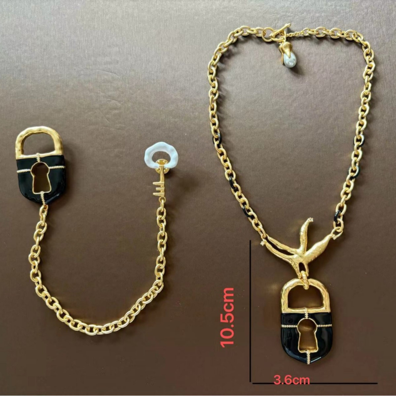 Key Lock serija: ogrlica i broš od emajliranog mesinga