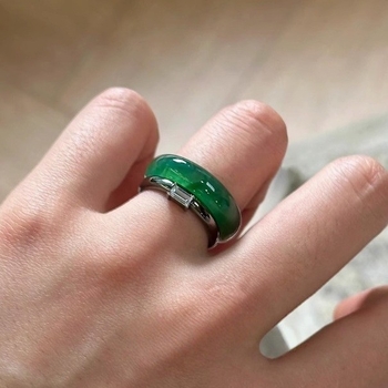 Ženski prsten u novom kineskom stilu s lažnim zelenim chalcedonom, mali kvadratni kamen, crna tanka traka, prsten za indeksni prst, dizajn za slojevito nošenje, retro stil