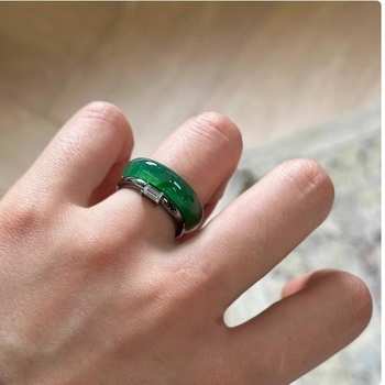 Ženski prsten u novom kineskom stilu s lažnim zelenim chalcedonom, mali kvadratni kamen, crna tanka traka, prsten za indeksni prst, dizajn za slojevito nošenje, retro stil