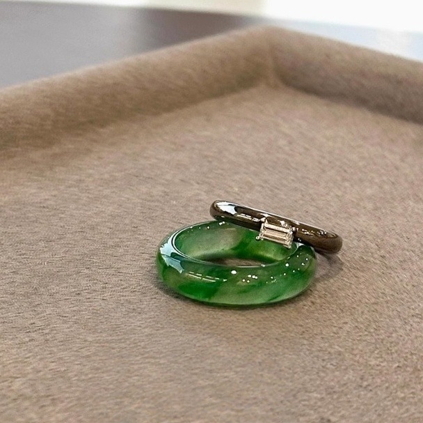 Ženski prsten u novom kineskom stilu s lažnim zelenim chalcedonom, mali kvadratni kamen, crna tanka traka, prsten za indeksni prst, dizajn za slojevito nošenje, retro stil