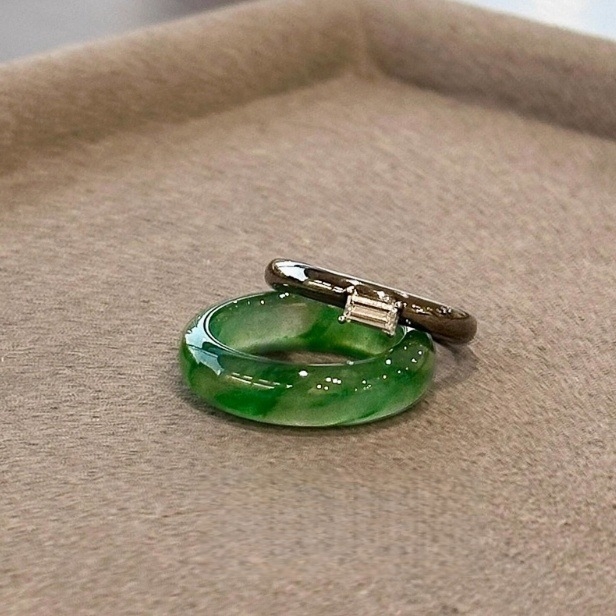 Ženski prsten u novom kineskom stilu s lažnim zelenim chalcedonom, mali kvadratni kamen, crna tanka traka, prsten za indeksni prst, dizajn za slojevito nošenje, retro stil