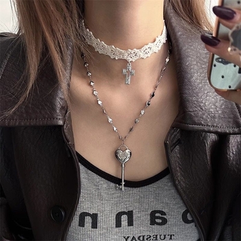 Bijeli čipkasti choker s križnim remenom, privjesak srce‑ključ, ženski modni nakit