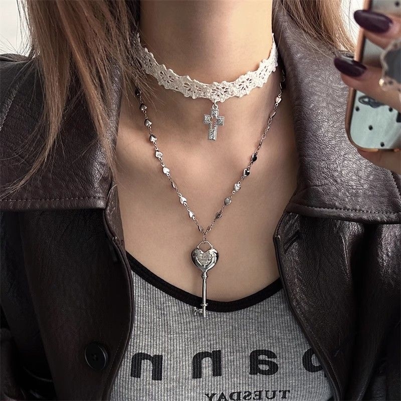 Bijeli čipkasti choker s križnim remenom, privjesak srce‑ključ, ženski modni nakit