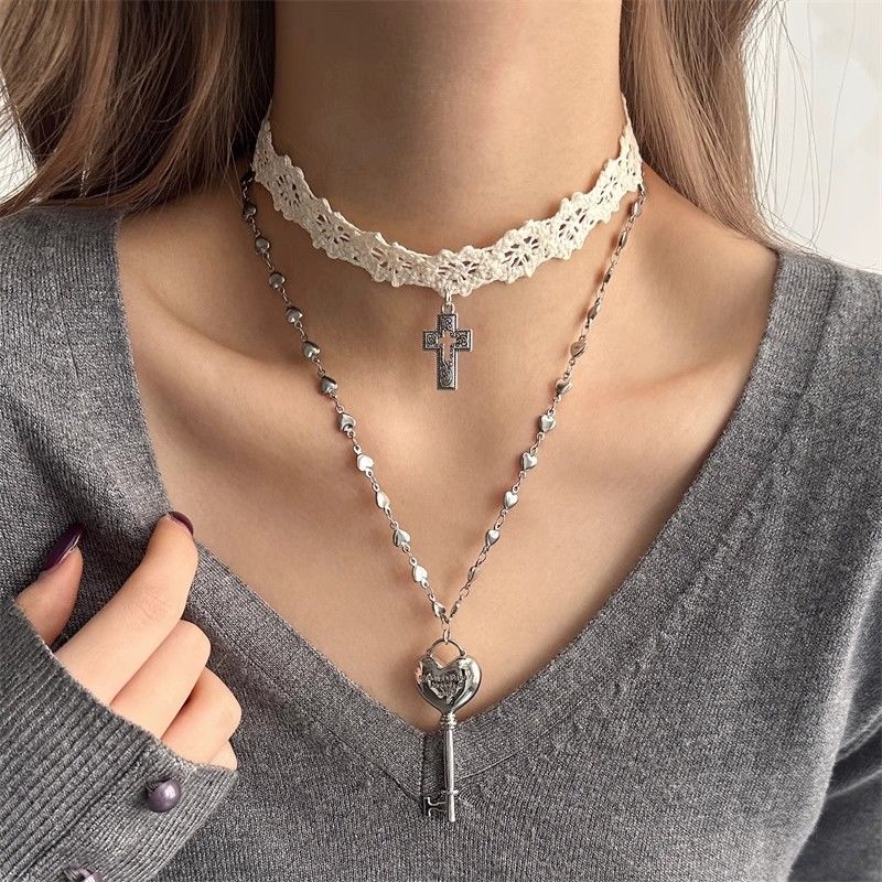 Bijeli čipkasti choker s križnim remenom, privjesak srce‑ključ, ženski modni nakit