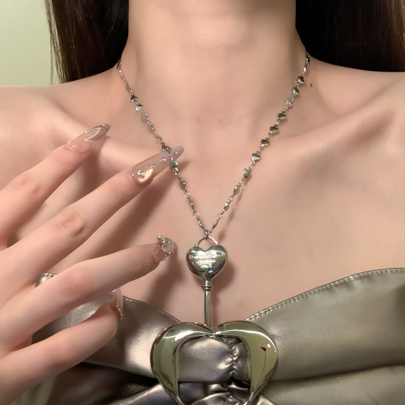 Bijeli čipkasti choker s križnim remenom, privjesak srce‑ključ, ženski modni nakit