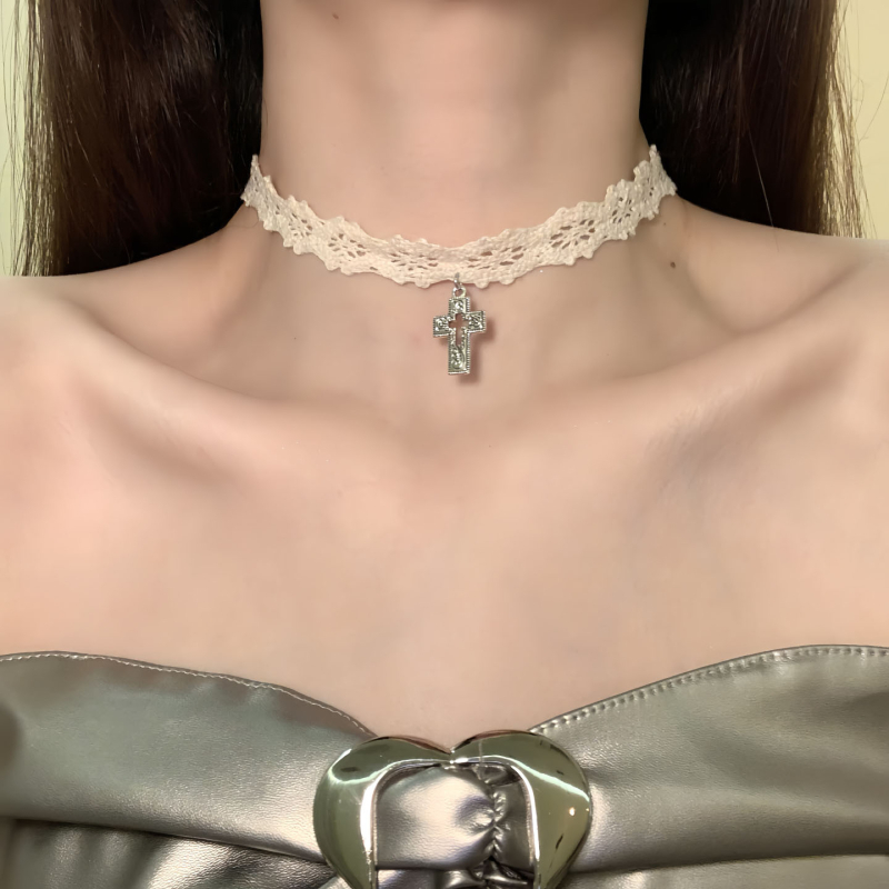 Bijeli čipkasti choker s križnim remenom, privjesak srce‑ključ, ženski modni nakit