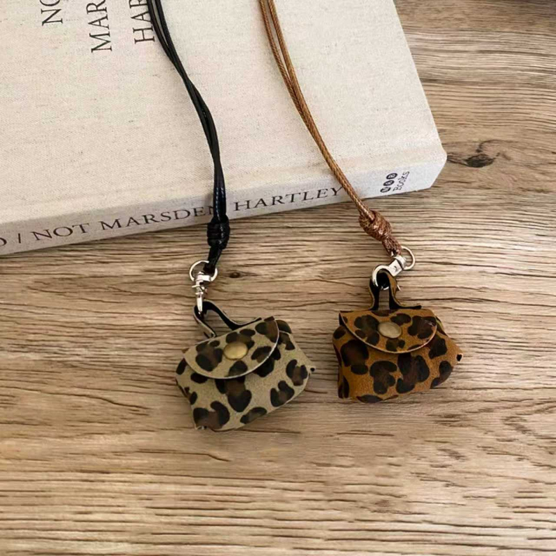 Kožni ogrlica s leopardprintom i malim novčanikom za kovance, s konopnim lancem