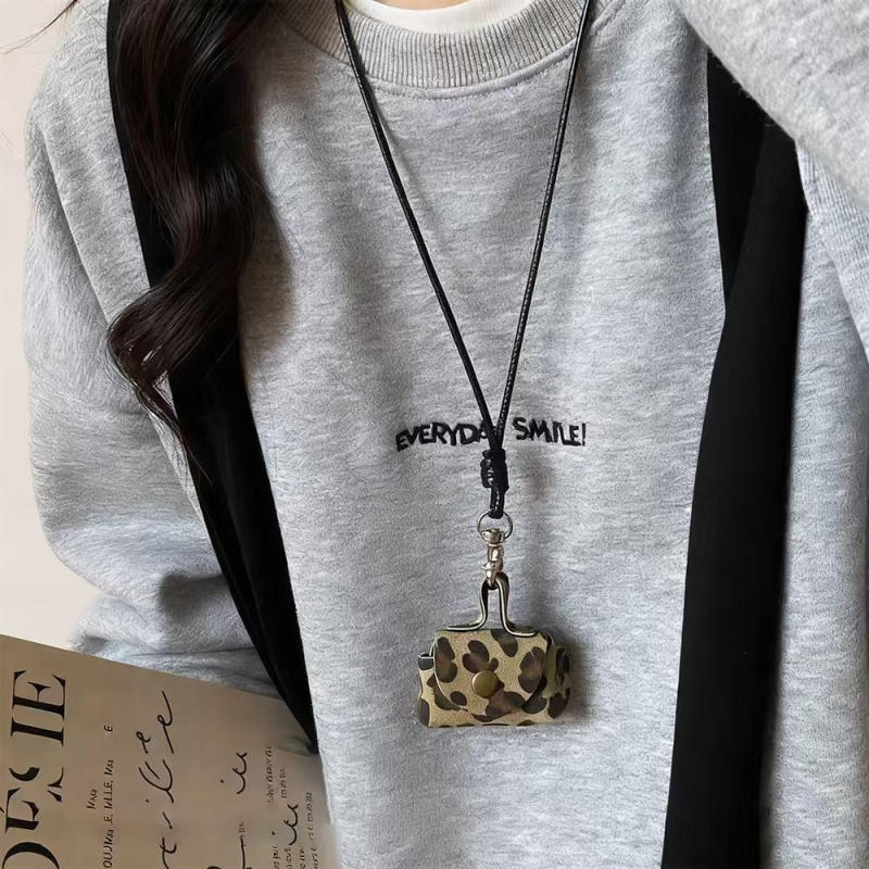 Kožni ogrlica s leopardprintom i malim novčanikom za kovance, s konopnim lancem