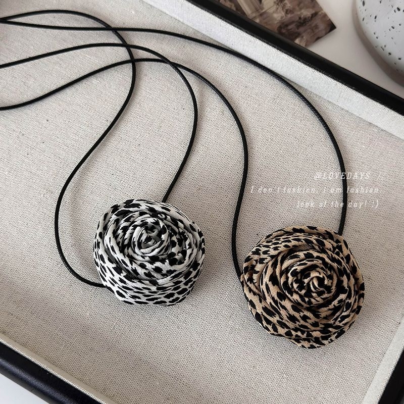 Ženski ogrlica s leopardovim uzorkom i ružom, crna najlon vrpca, choker stil