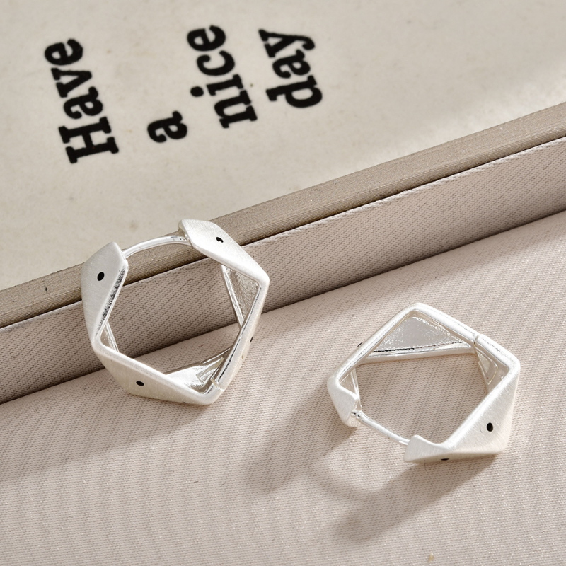 Crne točkaste geometrijske naušnice s zlatnim brušenim završetkom, minimalistički elegantan dizajn za žene