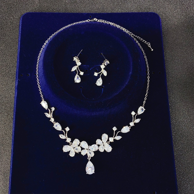 Set ogrlice i naušnica za nevjestu – leptir cirkon
