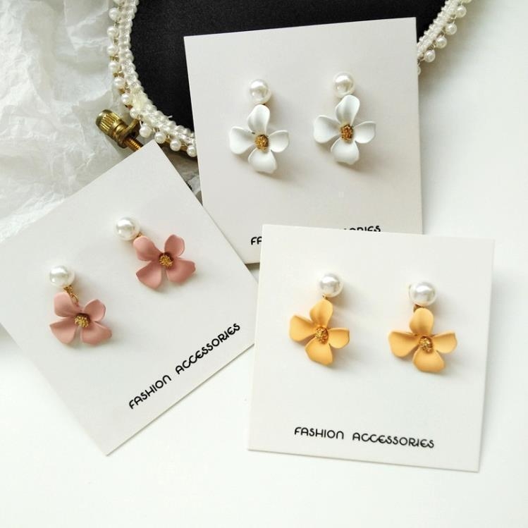 Evropsko-američki chic minimalistički matirani pastelne boje naušnice s malim cvijetom i perlom