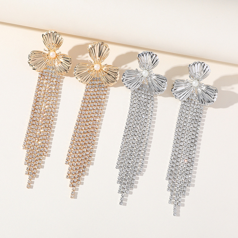 Srebrne naušnice s kristalima i resicama, minimalističkog stila, elegantne i svestrane