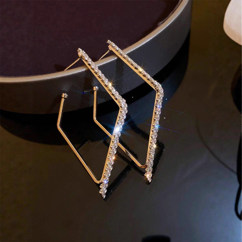 Ženske naušnice s geometrijskim oblikom i kristalima – elegantan, luksuzan stil