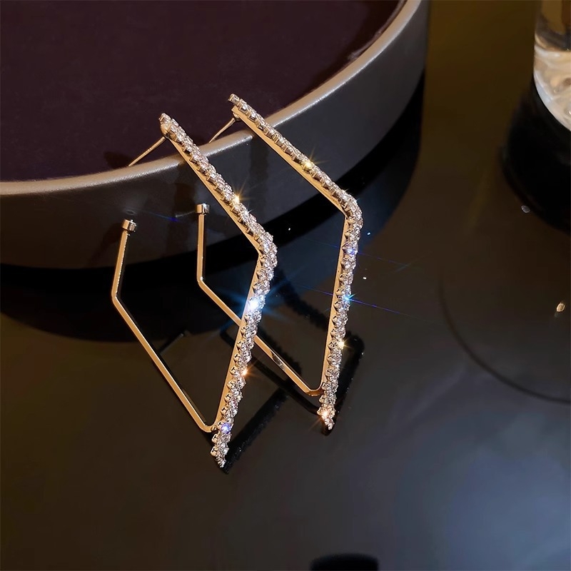 Ženske naušnice s geometrijskim oblikom i kristalima – elegantan, luksuzan stil