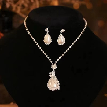 Elegantan biserna ogrlica i naušnice s privjeskom