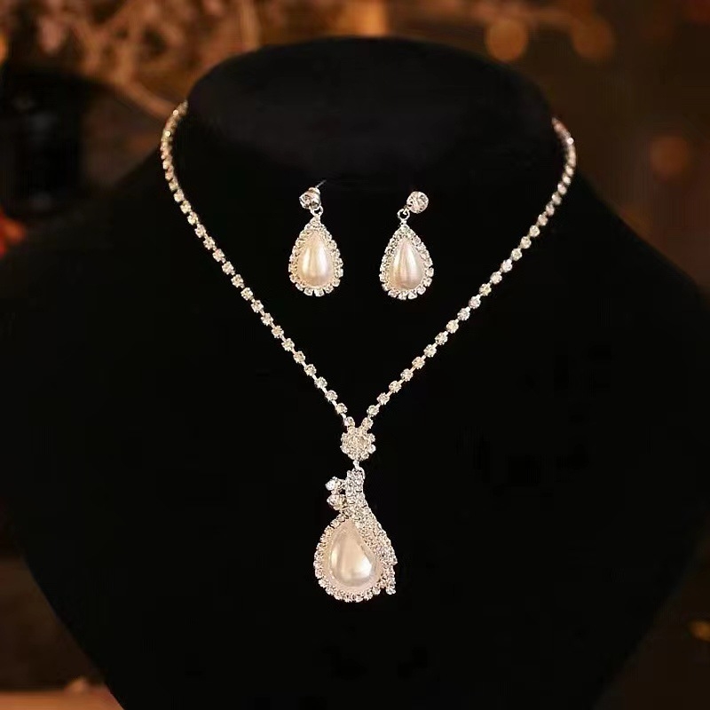 Elegantan biserna ogrlica i naušnice s privjeskom