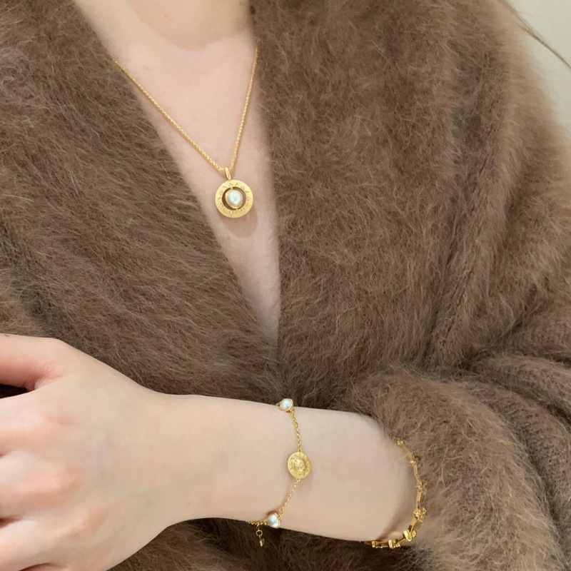 Lagana luksuzni francuski vintage stil: ogrlica i narukvica s bisernim sjajem, okretni privjesak s mikro ugradnim cirkonima, retro elegantno slojevito nošenje