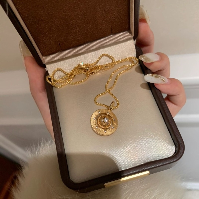Lagana luksuzni francuski vintage stil: ogrlica i narukvica s bisernim sjajem, okretni privjesak s mikro ugradnim cirkonima, retro elegantno slojevito nošenje