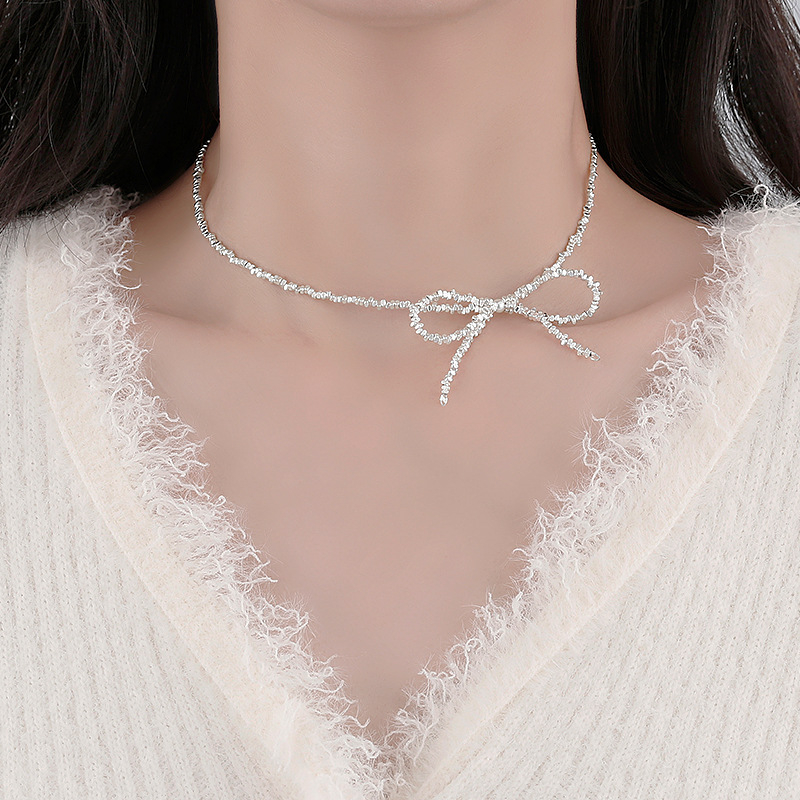 Srebrna mašna choker ogrlica s lancem ključne kosti, profinjen dizajn