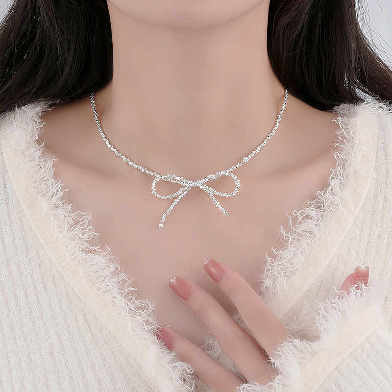 Srebrna mašna choker ogrlica s lancem ključne kosti, profinjen dizajn