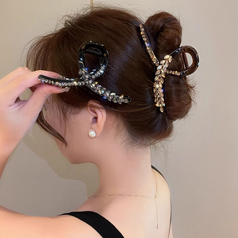 Ženska kopča za kosu s dijamantima u obliku pšenice – elegantan dodatak frizuri