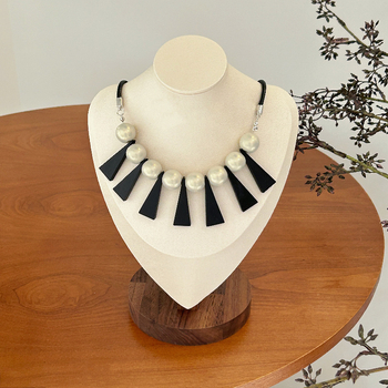 Višeslojna drvena ogrlica sa šarenim perlama i privjeskom od smole — lagan luksuzan stil za žene