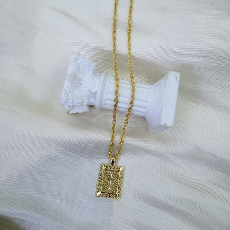 Ogrlica s križem od bakra, imitacija 18K zlata, kvadratni uzorak križa, privjesak, vijčani lanac, unisex, duljina 41–50 cm