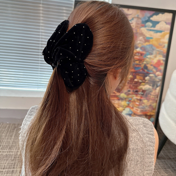 Hepburn stil plišasti velur kopča za kosu s Baby's Breath, elegantna leptir kopča za kosu za stražnji dio glave, shark clip
