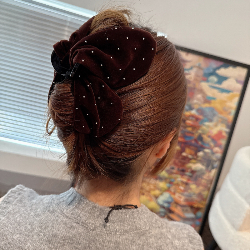 Hepburn stil plišasti velur kopča za kosu s Baby's Breath, elegantna leptir kopča za kosu za stražnji dio glave, shark clip
