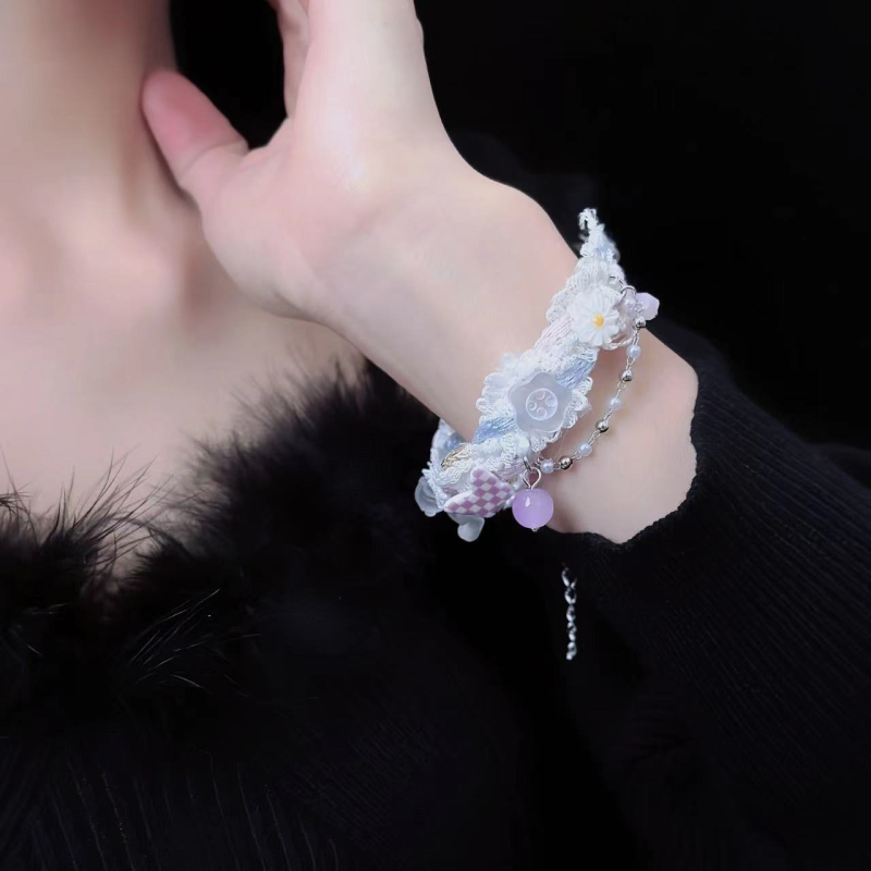 Nježna plišana narukvica od šnura s finim pletenim dizajnom, elegantan luksuzan dodatak za blagdanske prilike.