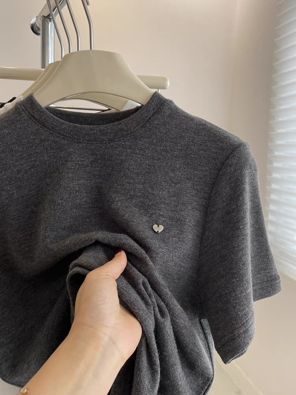 Damska baza majica s mekanim pliš materijalom, okrugli izrez, kratki rukavi, srcolasti gumbi, korejski stil, jesen-zimski kroj