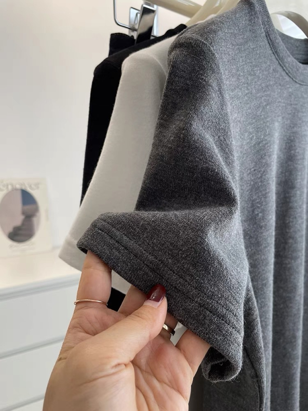Damska baza majica s mekanim pliš materijalom, okrugli izrez, kratki rukavi, srcolasti gumbi, korejski stil, jesen-zimski kroj