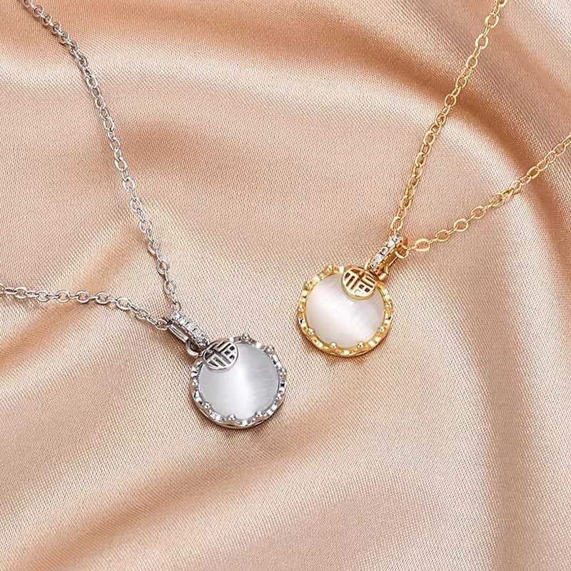 Bakreni nakit s 18K pozlata i bijelim chalcedonom, Fu znak, ženski, lagani luksuz, geometrijski dizajn, lanac za ključnu kost