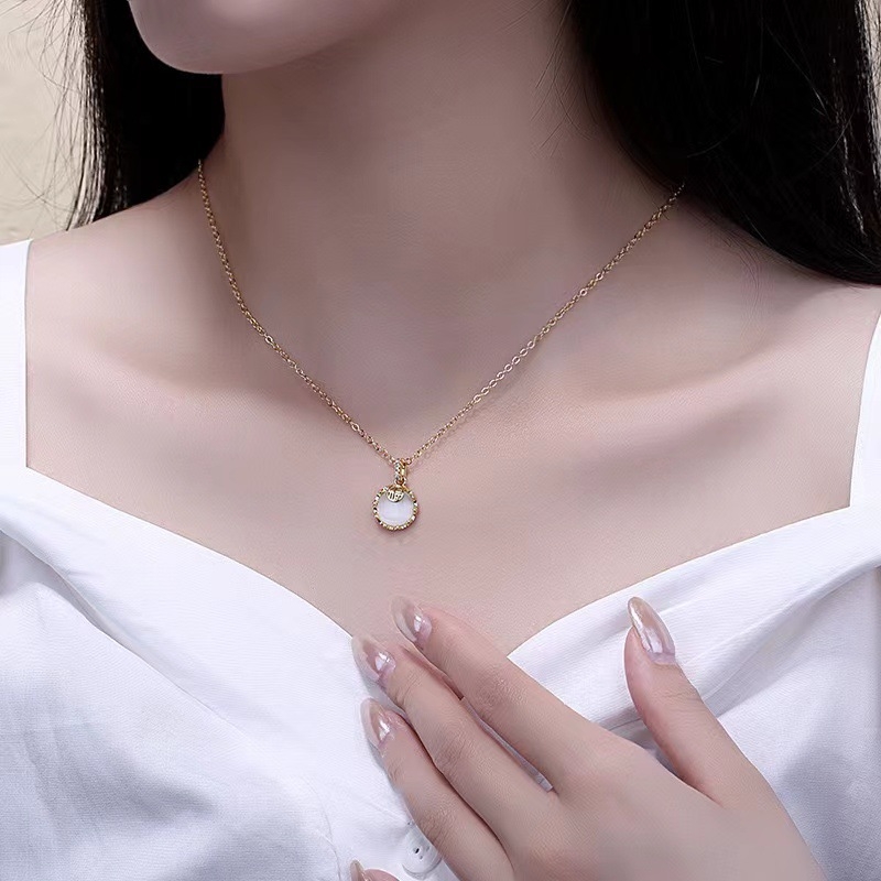 Bakreni nakit s 18K pozlata i bijelim chalcedonom, Fu znak, ženski, lagani luksuz, geometrijski dizajn, lanac za ključnu kost