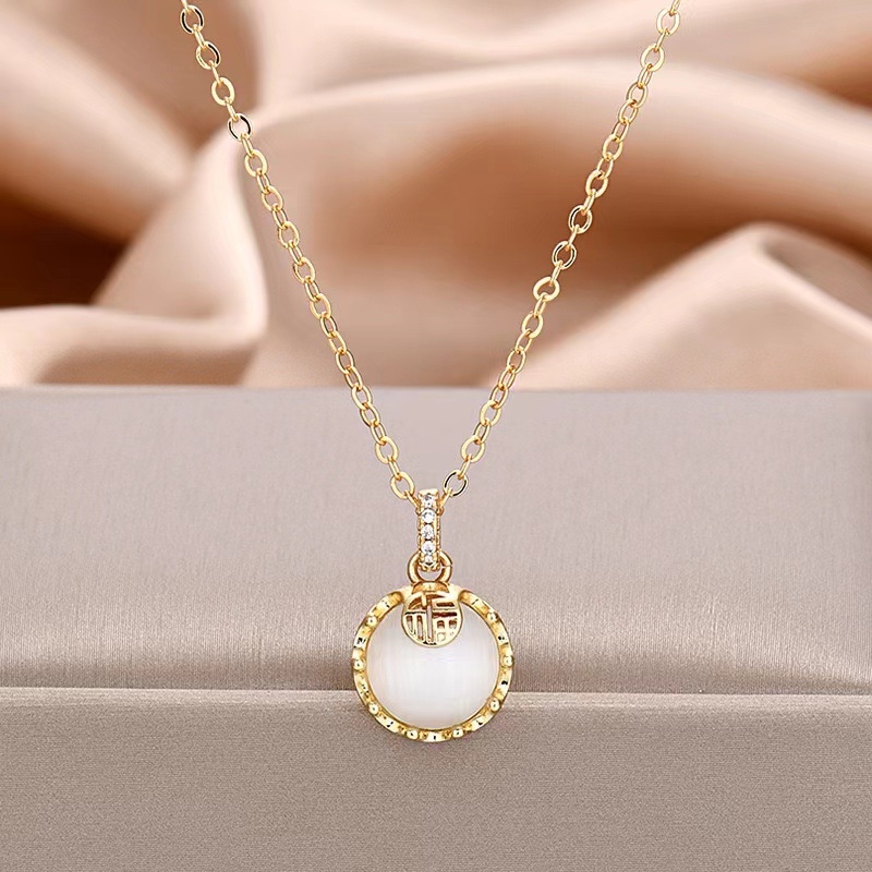 Bakreni nakit s 18K pozlata i bijelim chalcedonom, Fu znak, ženski, lagani luksuz, geometrijski dizajn, lanac za ključnu kost