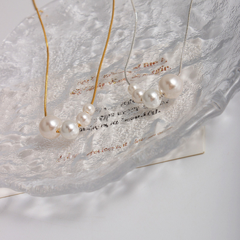 Ogrlica od bisera s bakrenim lancem, lagani luksuz, elegantan, podesiva duljina 31–40 cm, okrugli mother-of-pearl privjesak