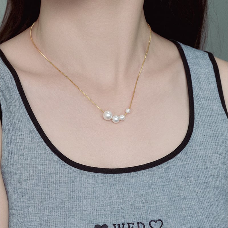 Ogrlica od bisera s bakrenim lancem, lagani luksuz, elegantan, podesiva duljina 31–40 cm, okrugli mother-of-pearl privjesak