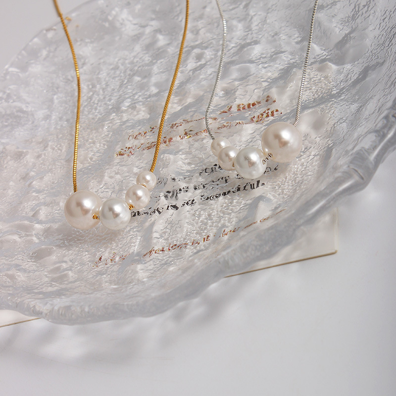 Ogrlica od bisera s bakrenim lancem, lagani luksuz, elegantan, podesiva duljina 31–40 cm, okrugli mother-of-pearl privjesak